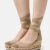 Alma En Pena Sandalias Con Plataforma - Beige
